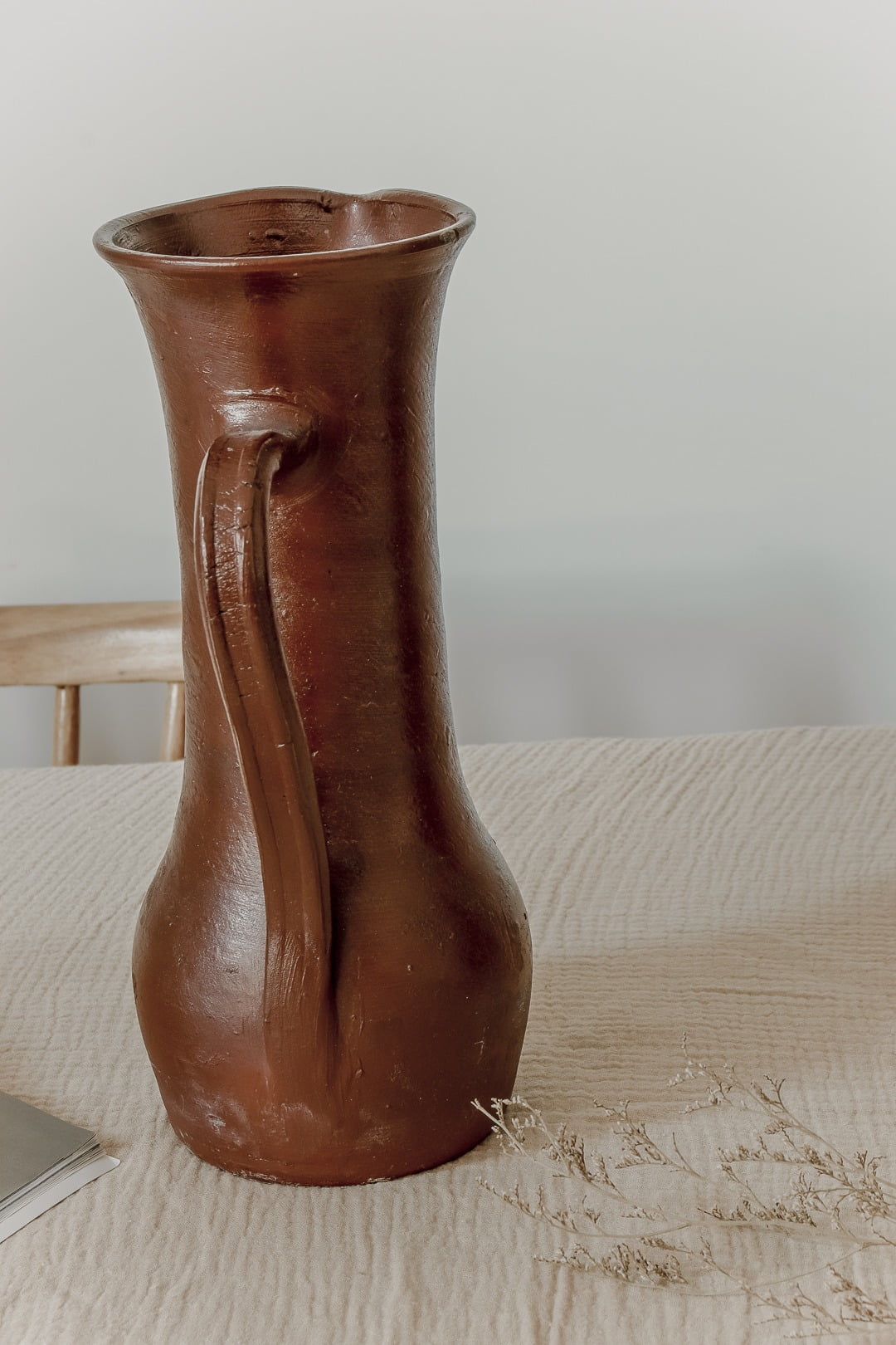 Grand pichet en grès bordeaux – Image 4