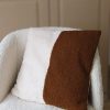 coussin marron bicolore
