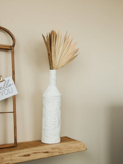 Vase bouteille effet froissé blanc mat