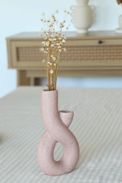 Vase torsadé rose texturé