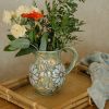 Pichet céramique vert aux fleurs délicates