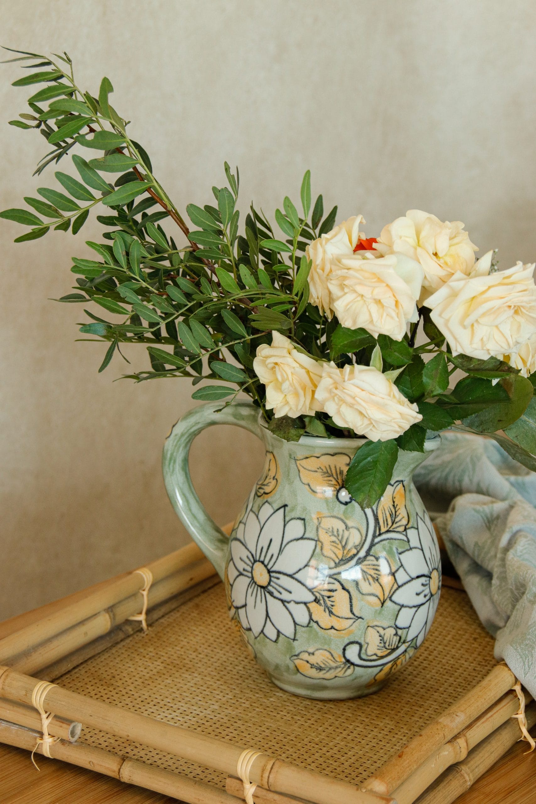 Pichet céramique vert aux fleurs délicates – Image 5