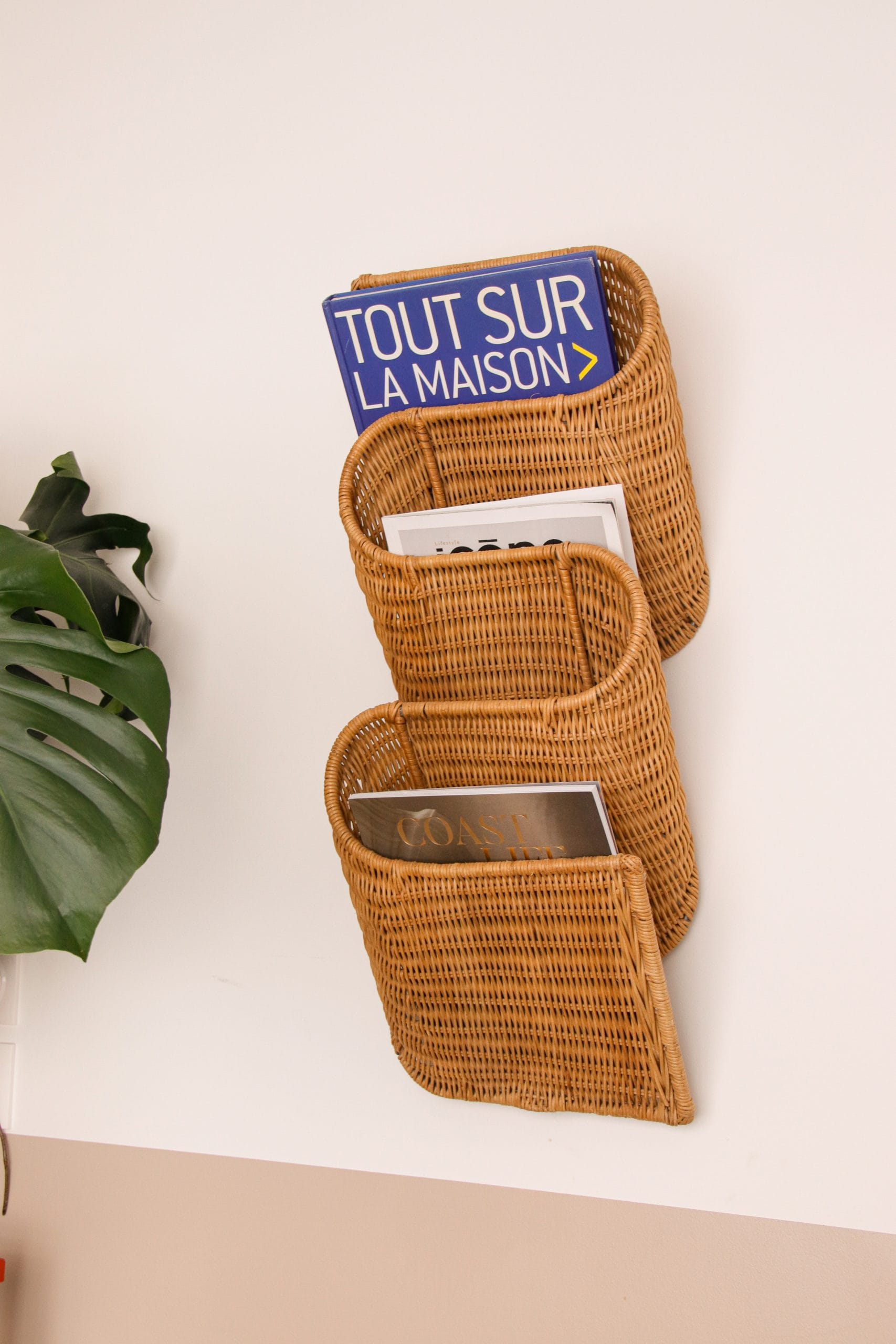 Porte-revues mural en osier tressé ondulé Karl Malmvall années 90