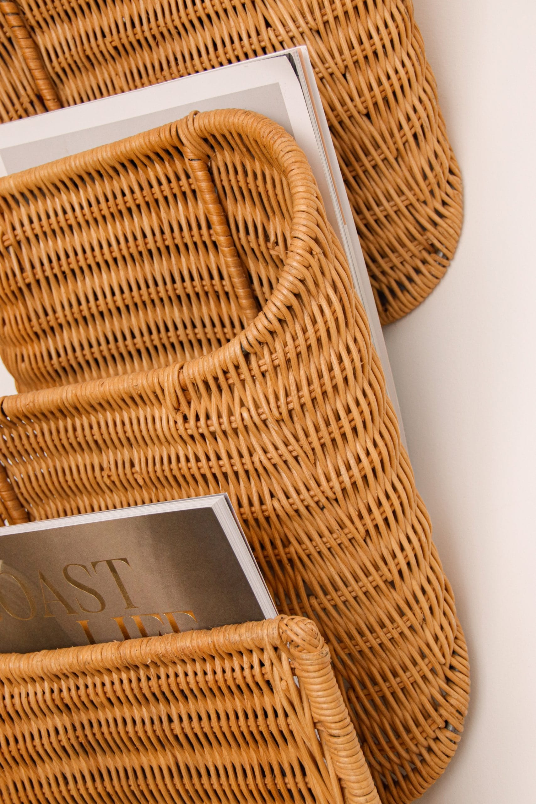 Porte-revues mural en osier tressé ondulé Karl Malmvall années 90 – Image 5