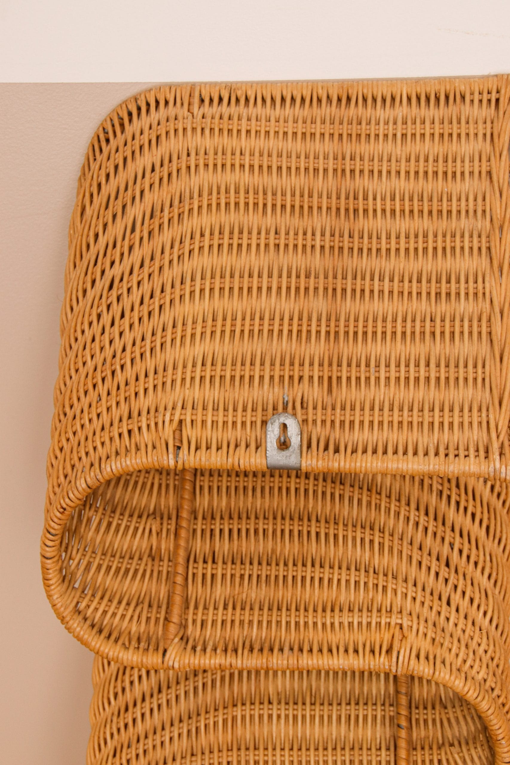 Porte-revues mural en osier tressé ondulé Karl Malmvall années 90 – Image 7