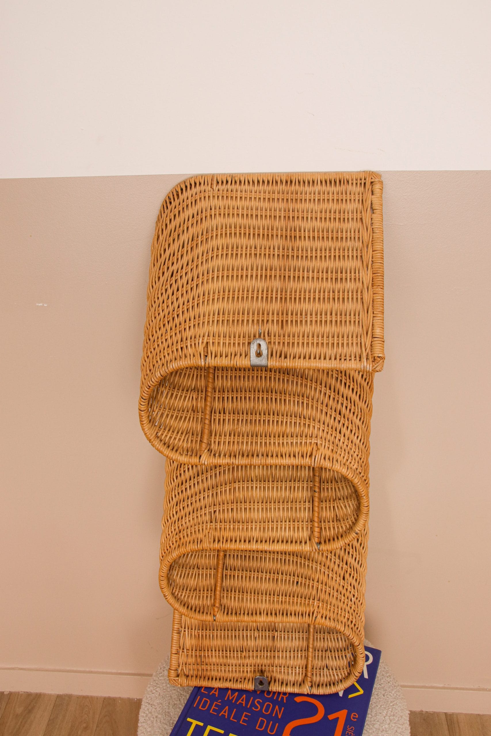 Porte-revues mural en osier tressé ondulé Karl Malmvall années 90 – Image 9