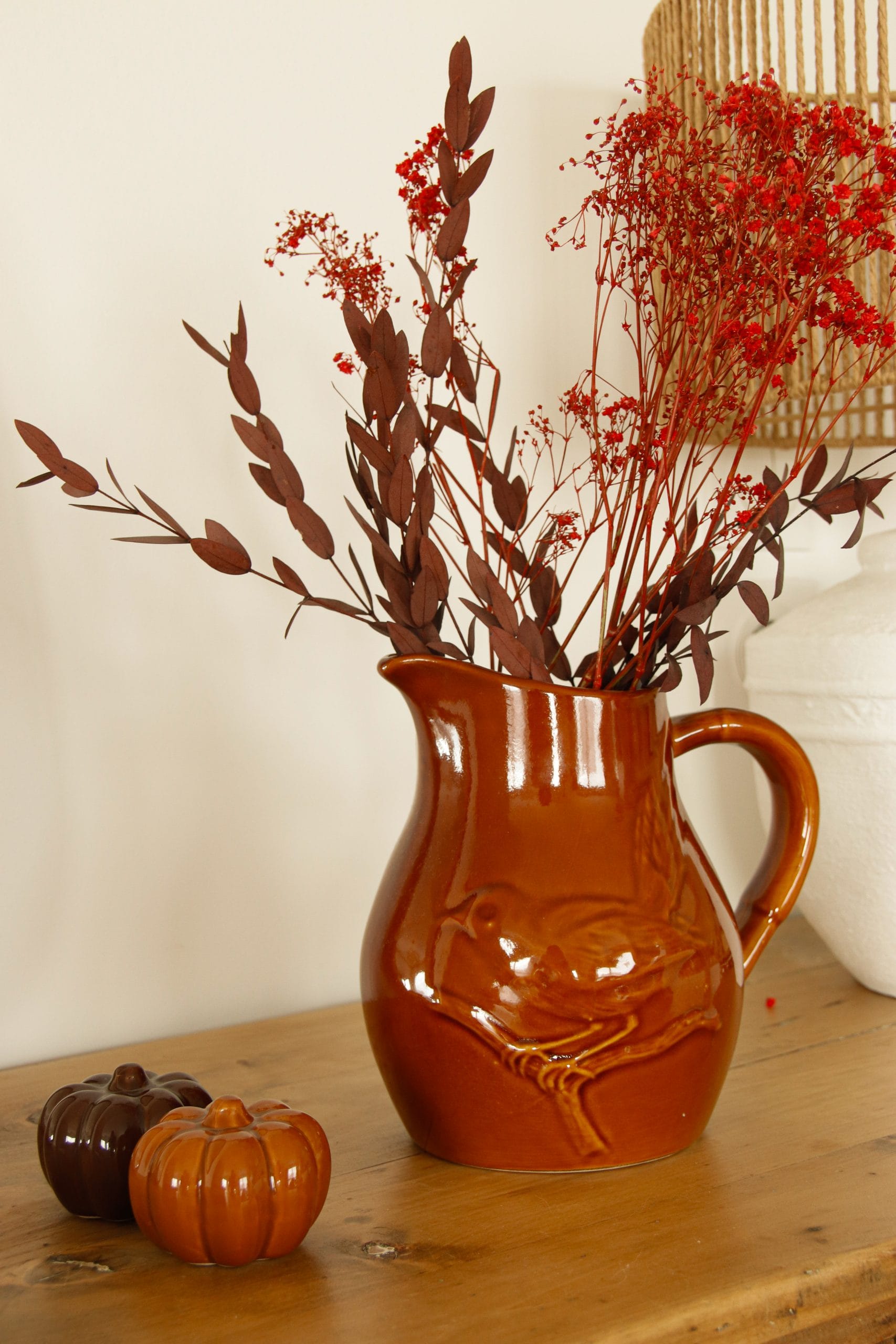 Pichet marron avec oiseau en faïence vintage