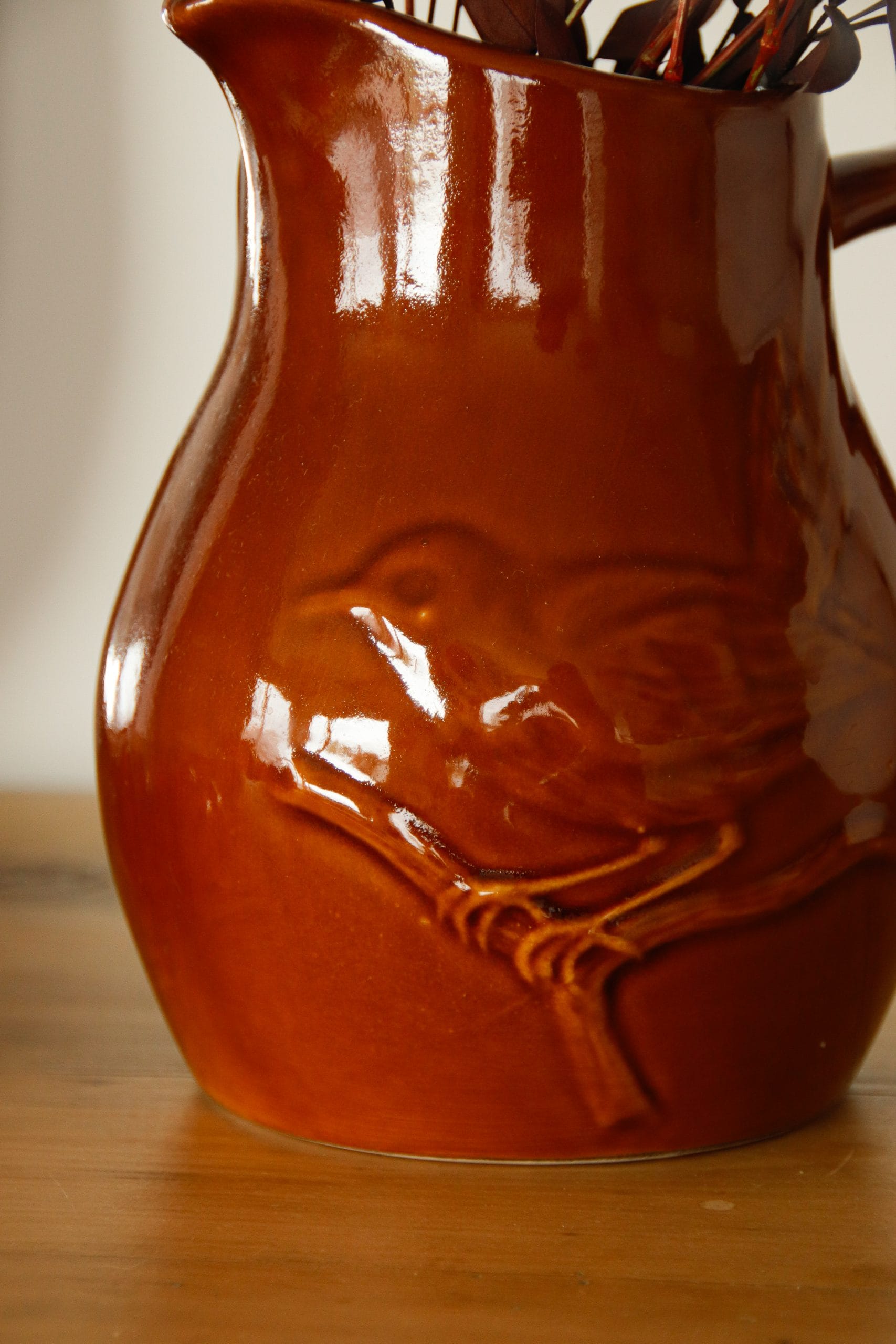 Pichet marron avec oiseau en faïence vintage – Image 3