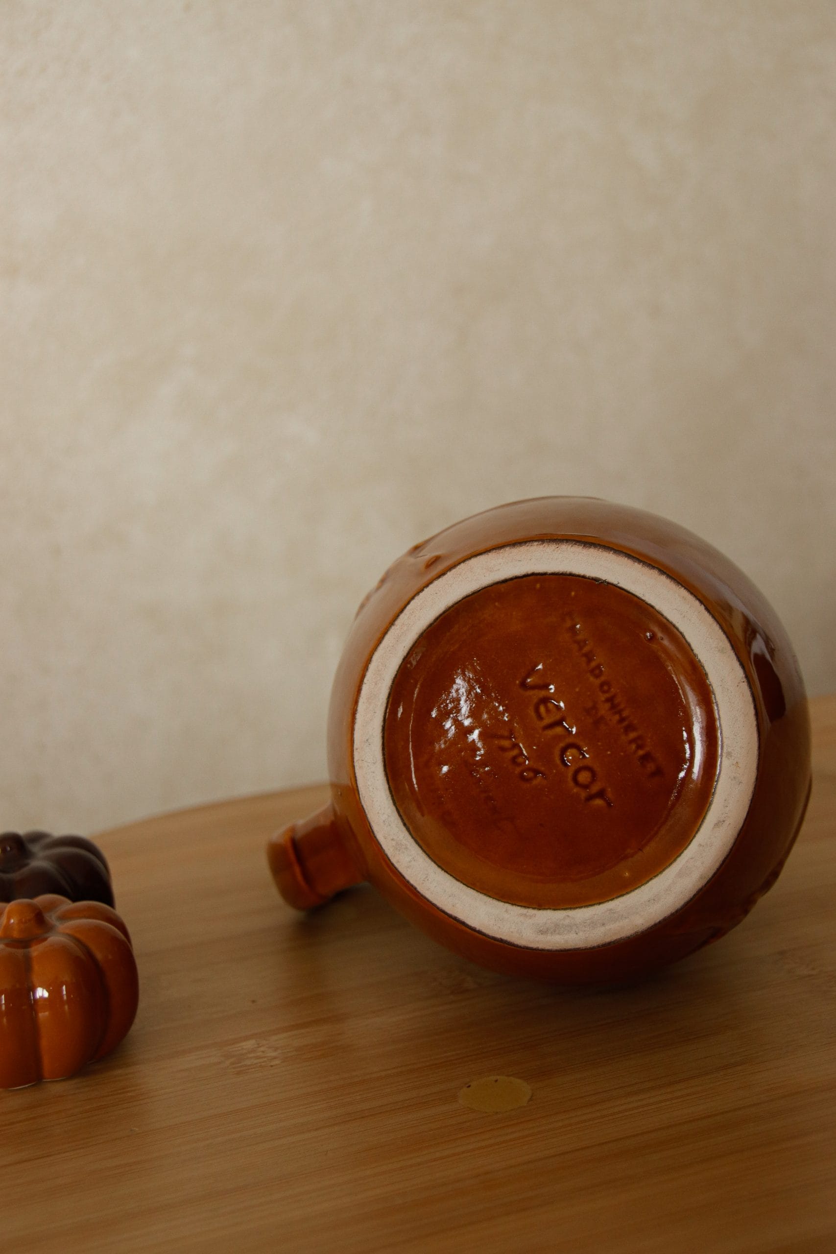 Pichet marron avec oiseau en faïence vintage – Image 6