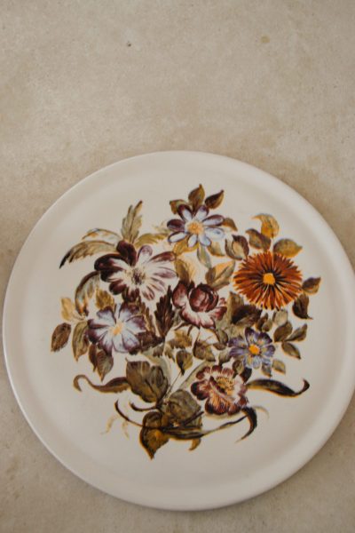 Assiette décorative automnale avec bouquet de fleurs