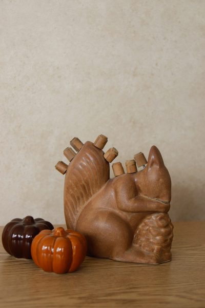 Écureuil en grès avec pomme de pin