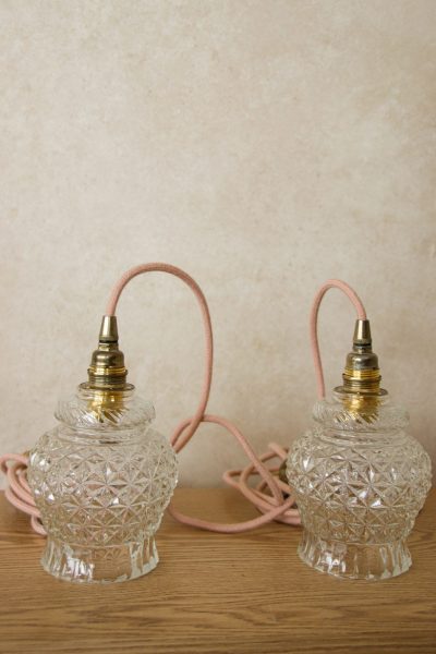 Paire de baladeuses avec abat-jour en verre ciselé câble vieux rose