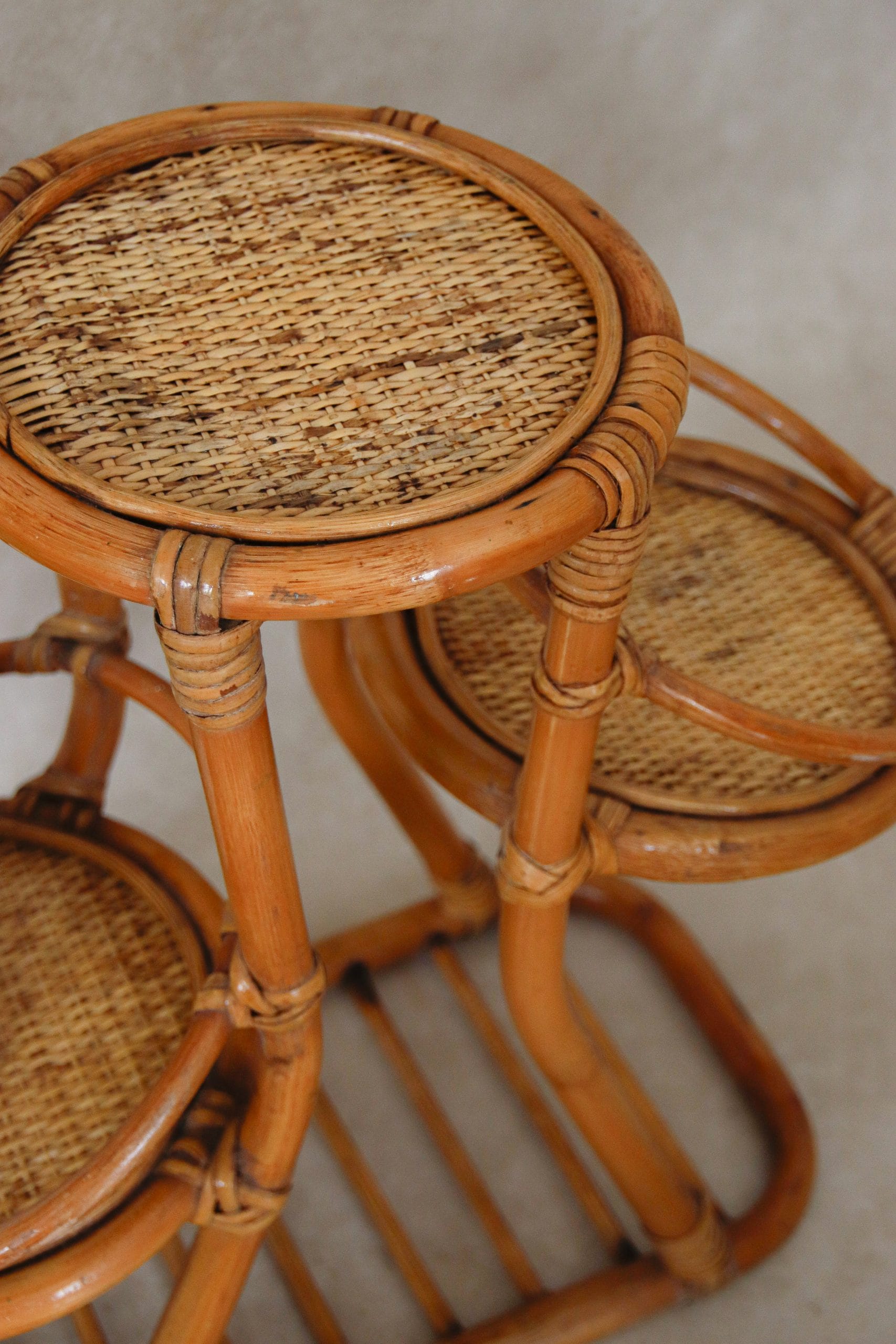 Étagère porte-plantes en rotin gigogne vernis miel – Image 3