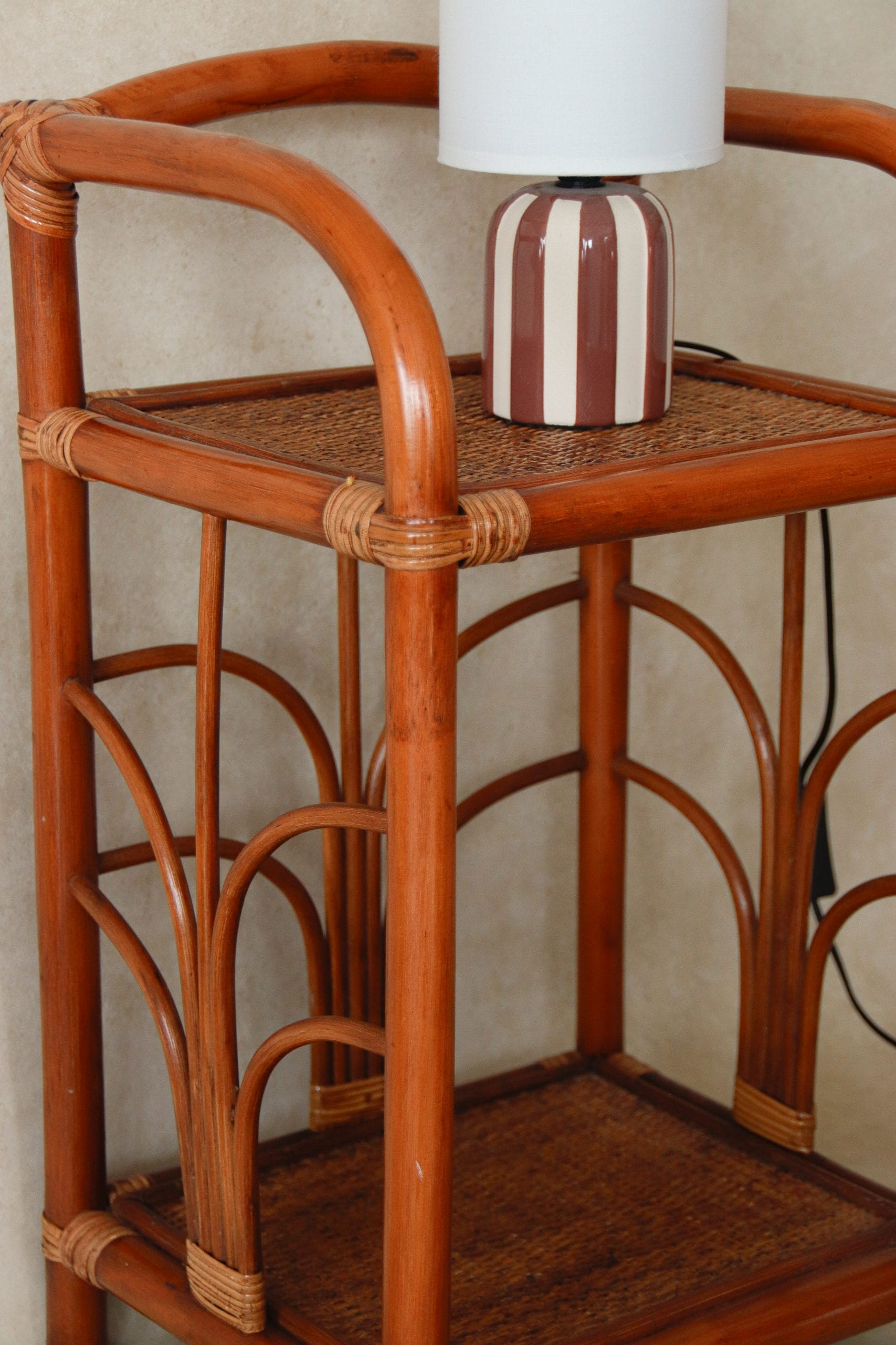 Table d'appoint en rotin marron 2 tablettes – Image 4