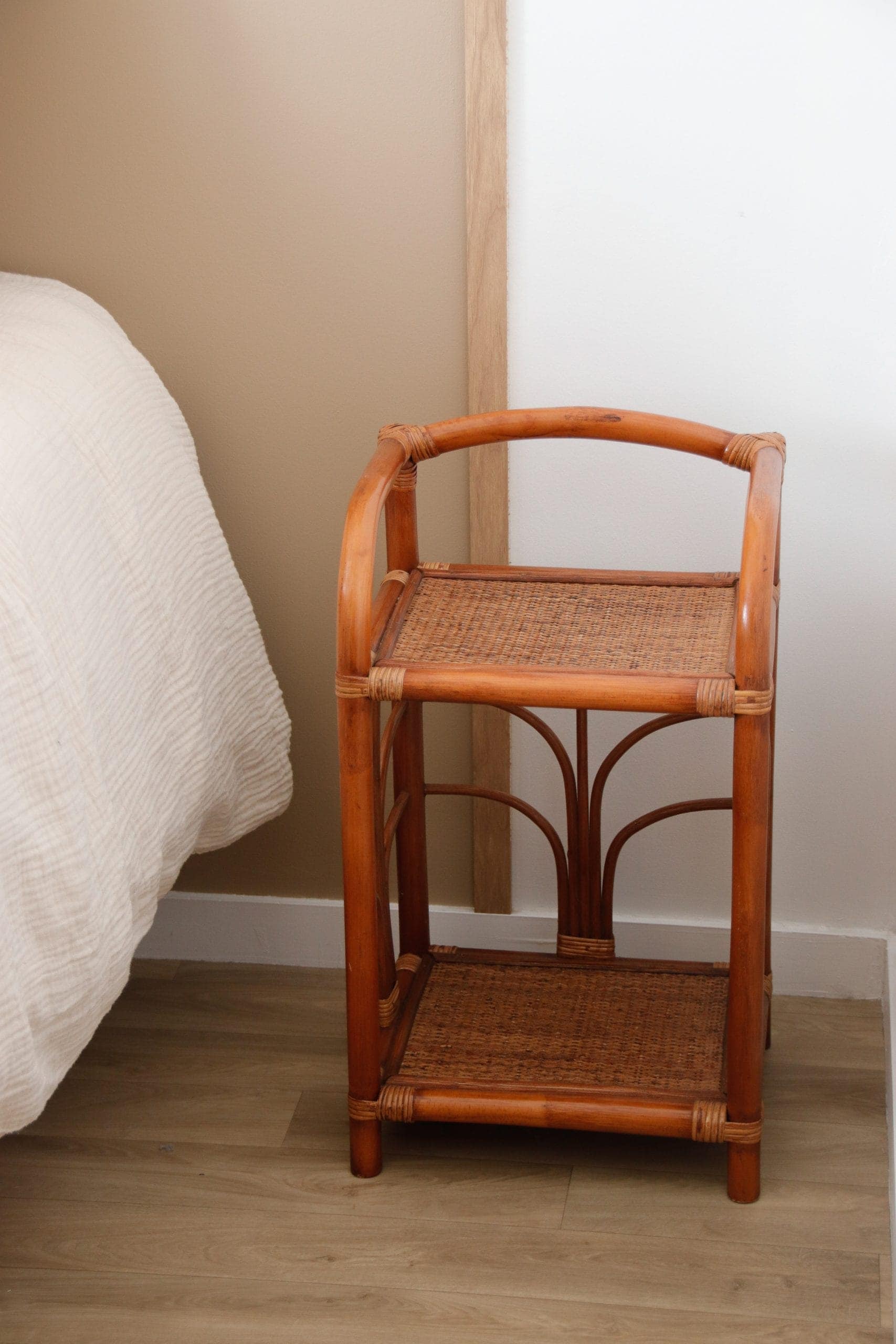 Table d'appoint en rotin marron 2 tablettes – Image 2