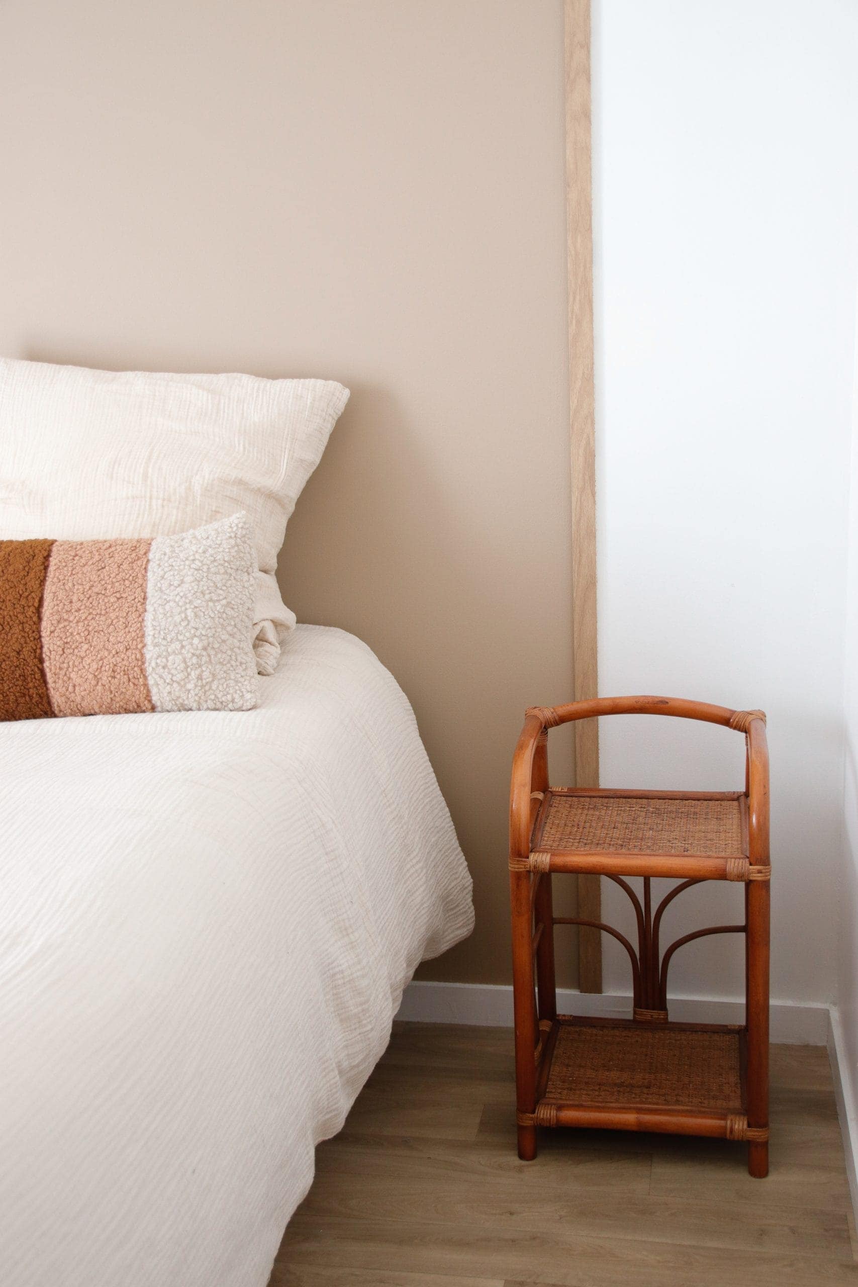 Table d'appoint en rotin marron 2 tablettes – Image 3