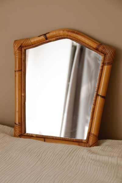 Ancien miroir en rotin, décoration vintage, charme rétro, miroir déco naturel, style bohème.