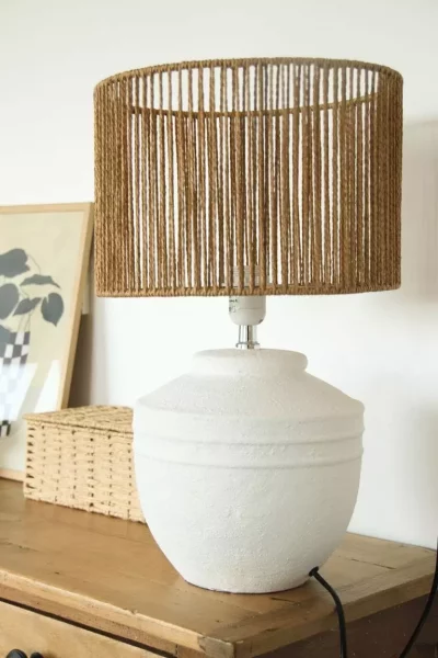 Lampe à poser upcyclée socle texturé blanc et abat-jour en corde