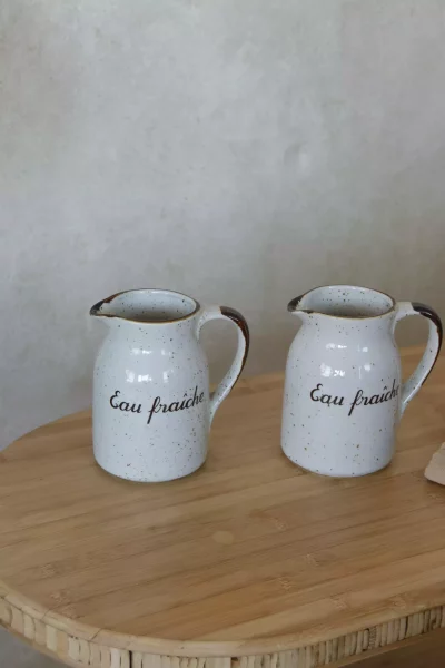 Lot de 2 pichets d'eau « Eau fraîche » en grès piqueté crème
