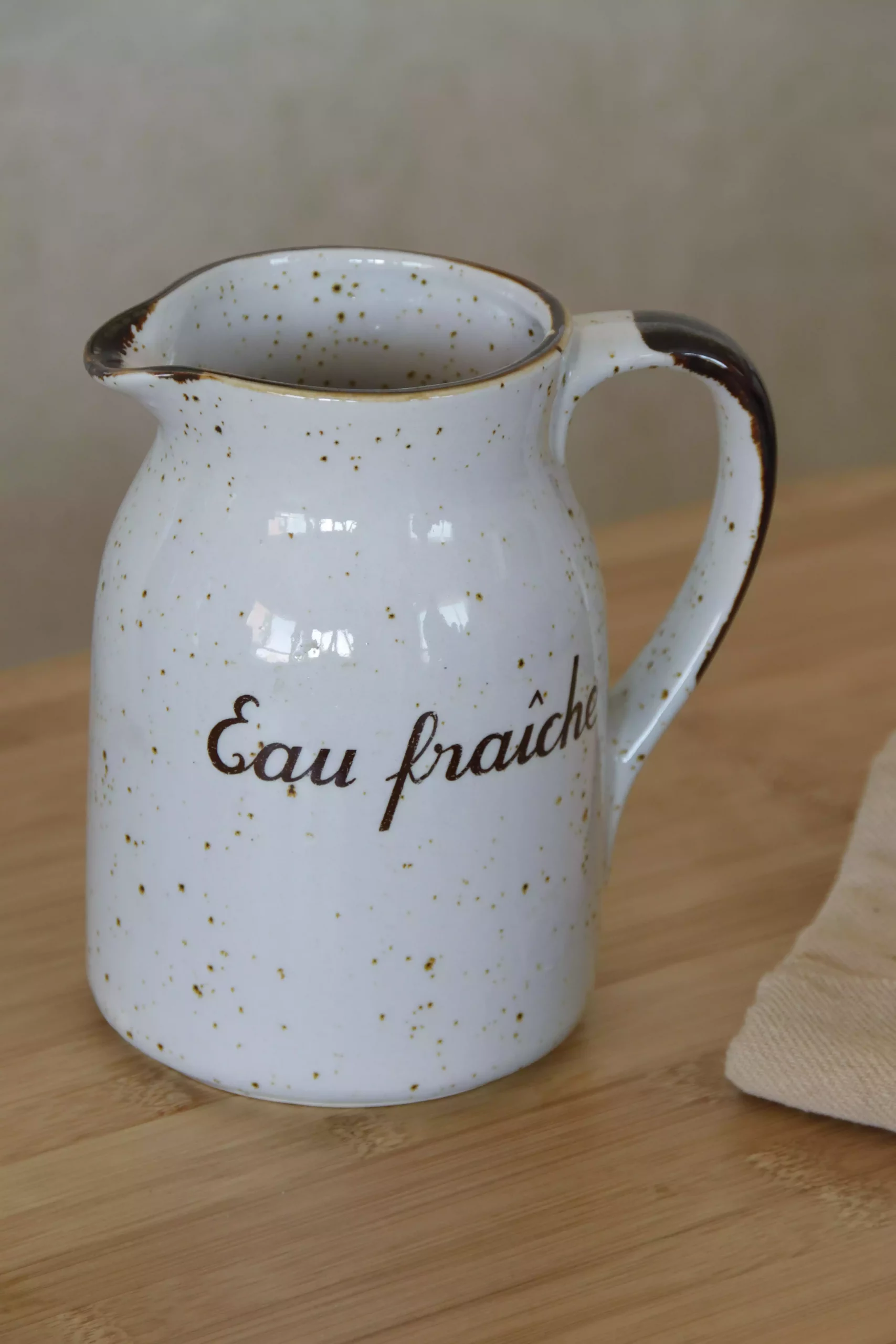 Lot de 2 pichets d'eau « Eau fraîche » en grès piqueté crème – Image 2