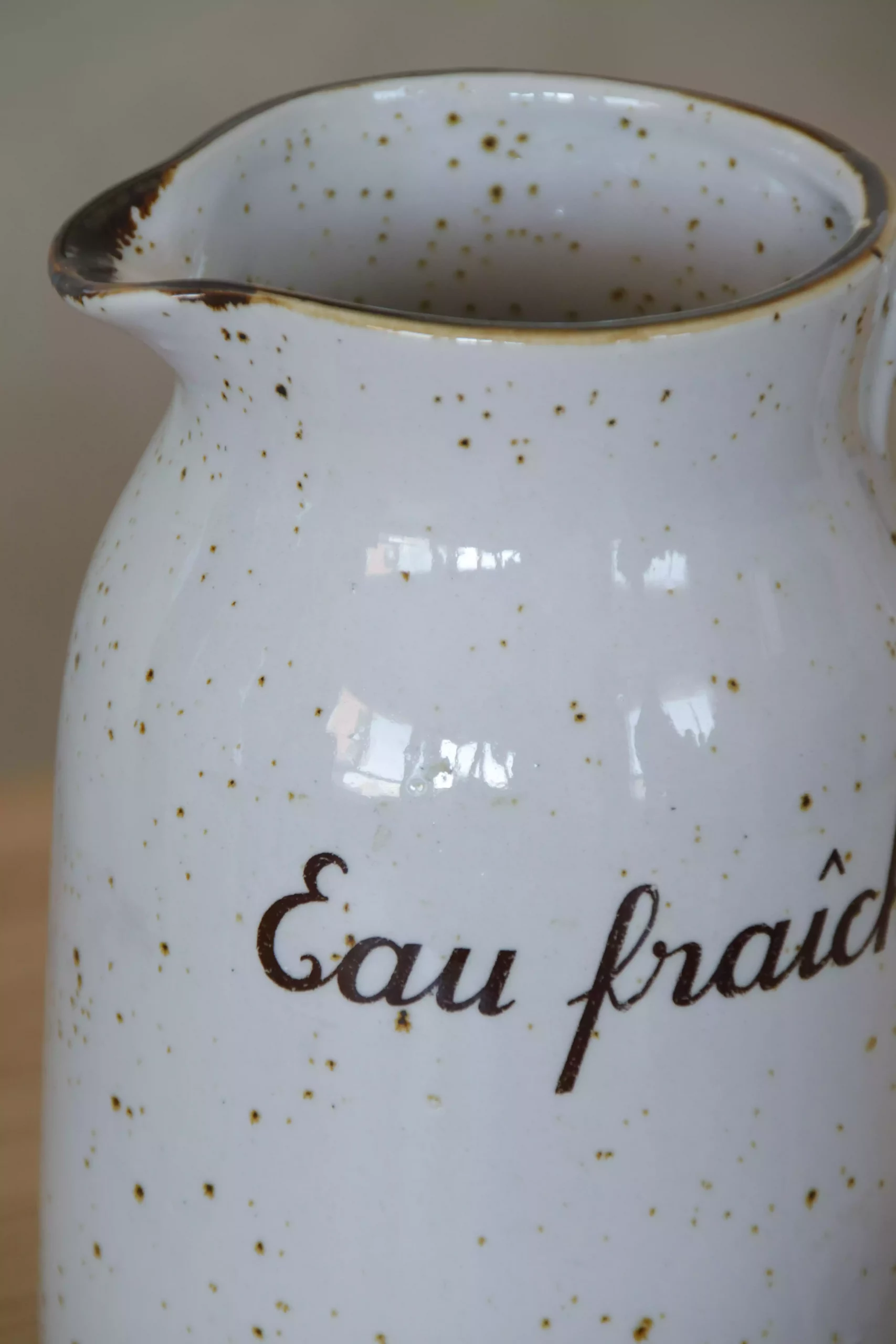 Lot de 2 pichets d'eau « Eau fraîche » en grès piqueté crème – Image 3