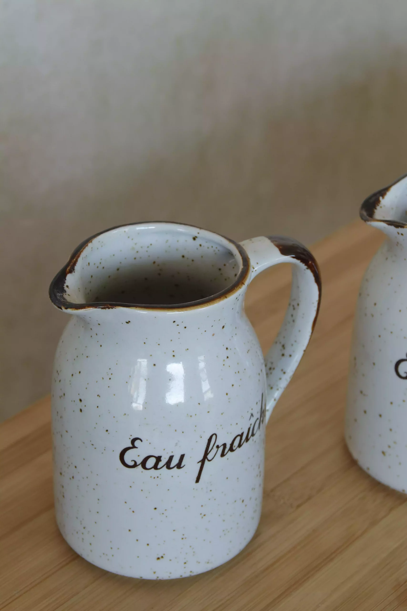 Lot de 2 pichets d'eau « Eau fraîche » en grès piqueté crème – Image 5