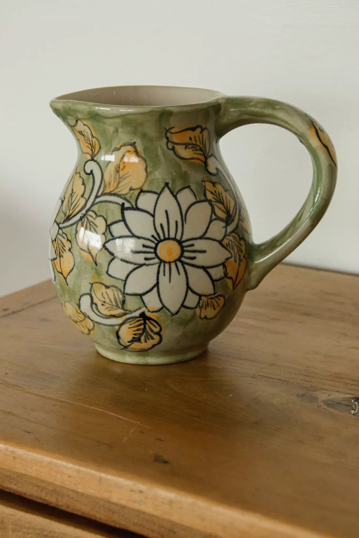 Pichet céramique vert aux fleurs délicates – Image 2