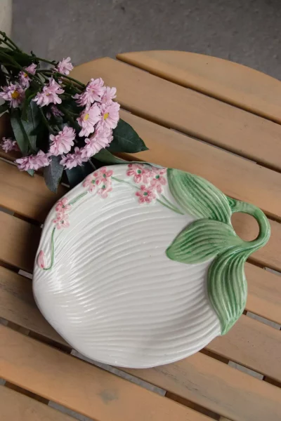Assiette service barbotine avec fleurs