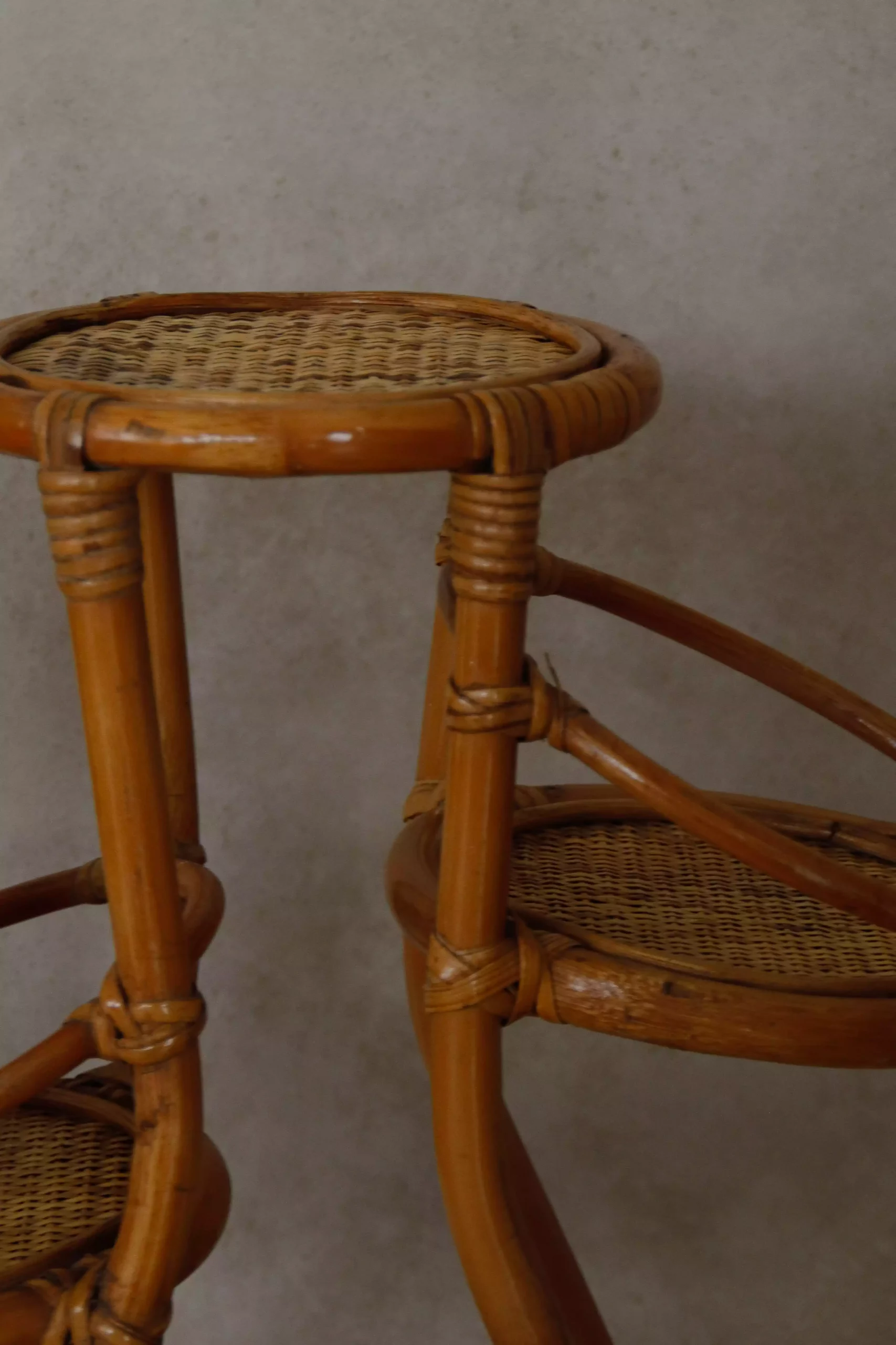 Étagère porte-plantes en rotin gigogne vernis miel – Image 5