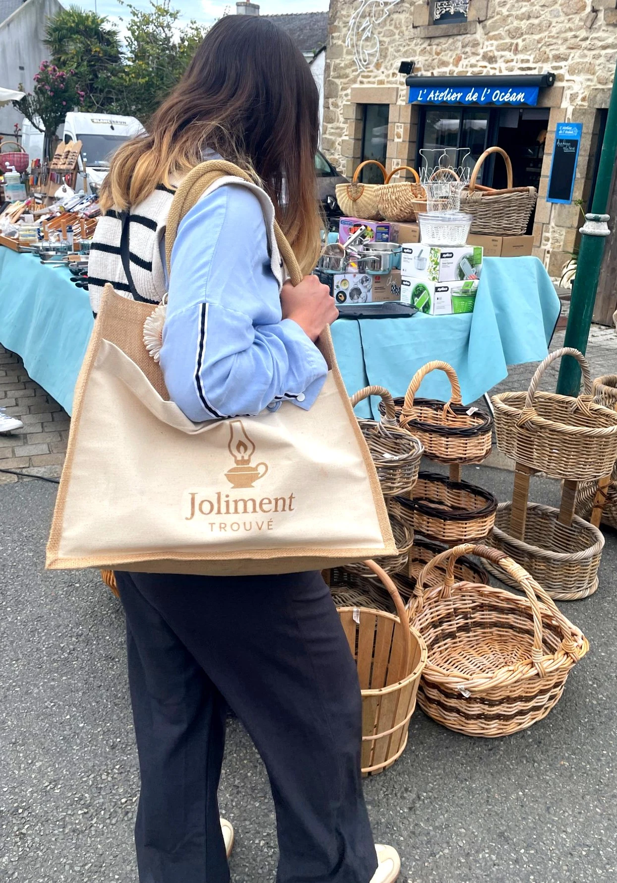 Amélia – fondatrice de Joliment Trouvé en train de chiner en brocante