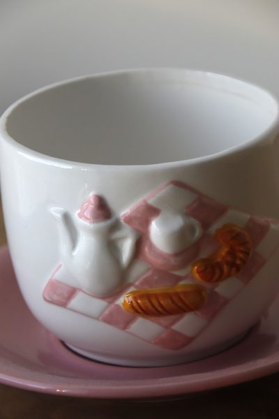 Alternative view of Grande tasse petit-déjeuner avec coupelle rose en céramique relief barbotine