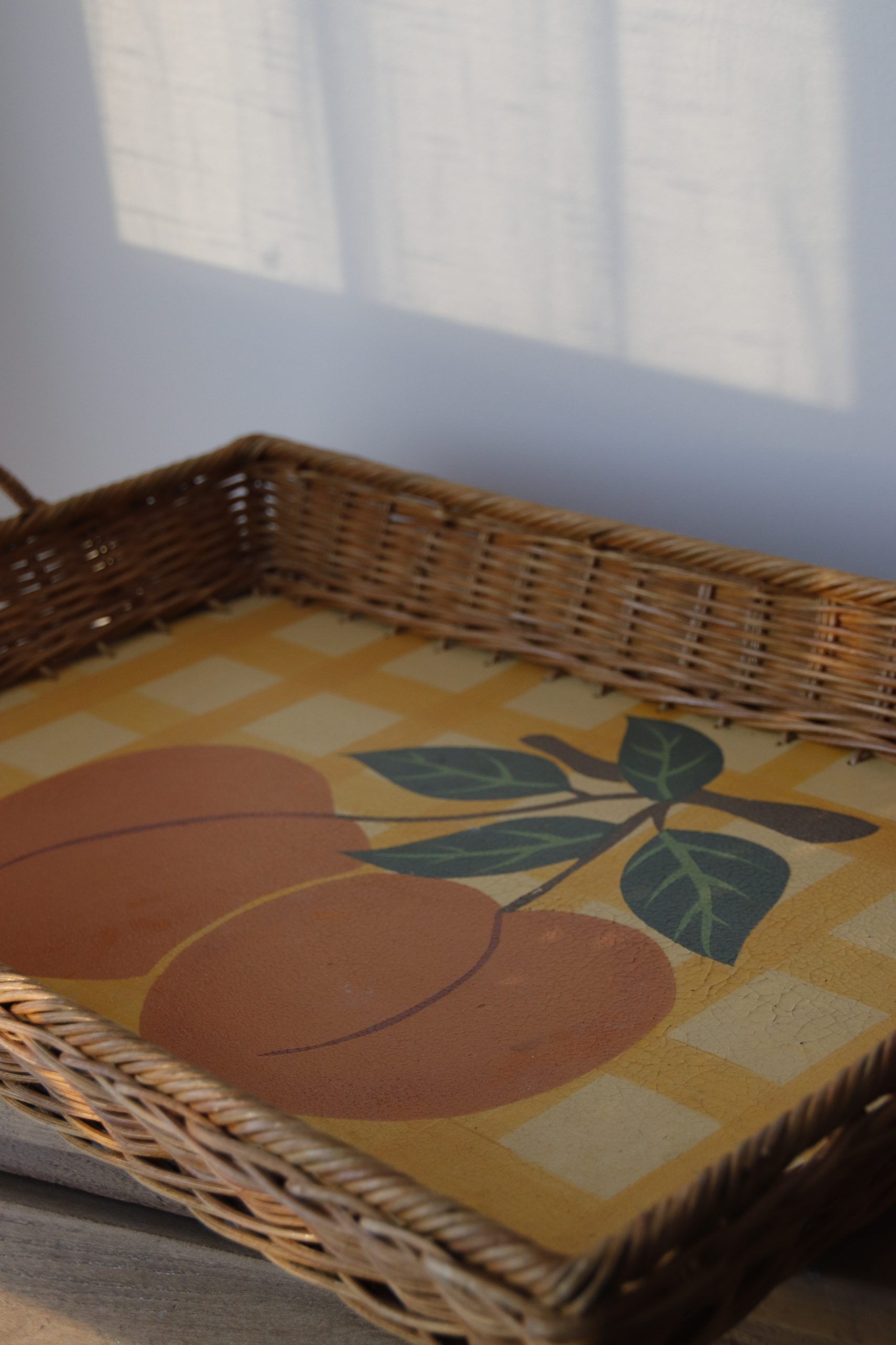 Grand plateau osier métal motif pêches vintage été – Image 3