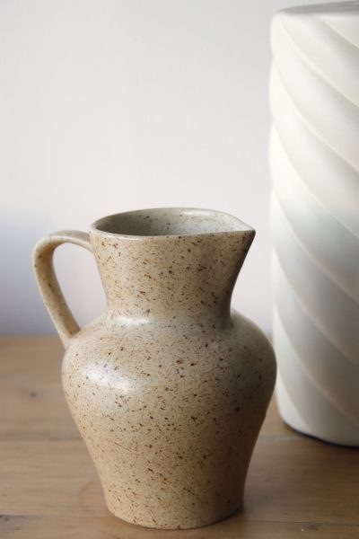 Alternative view of Petit pichet en grès piqueté beige vintage