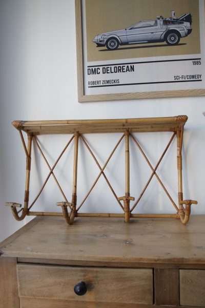 Alternative view of Porte-manteau en rotin vintage 4 patères avec étagère ajourée