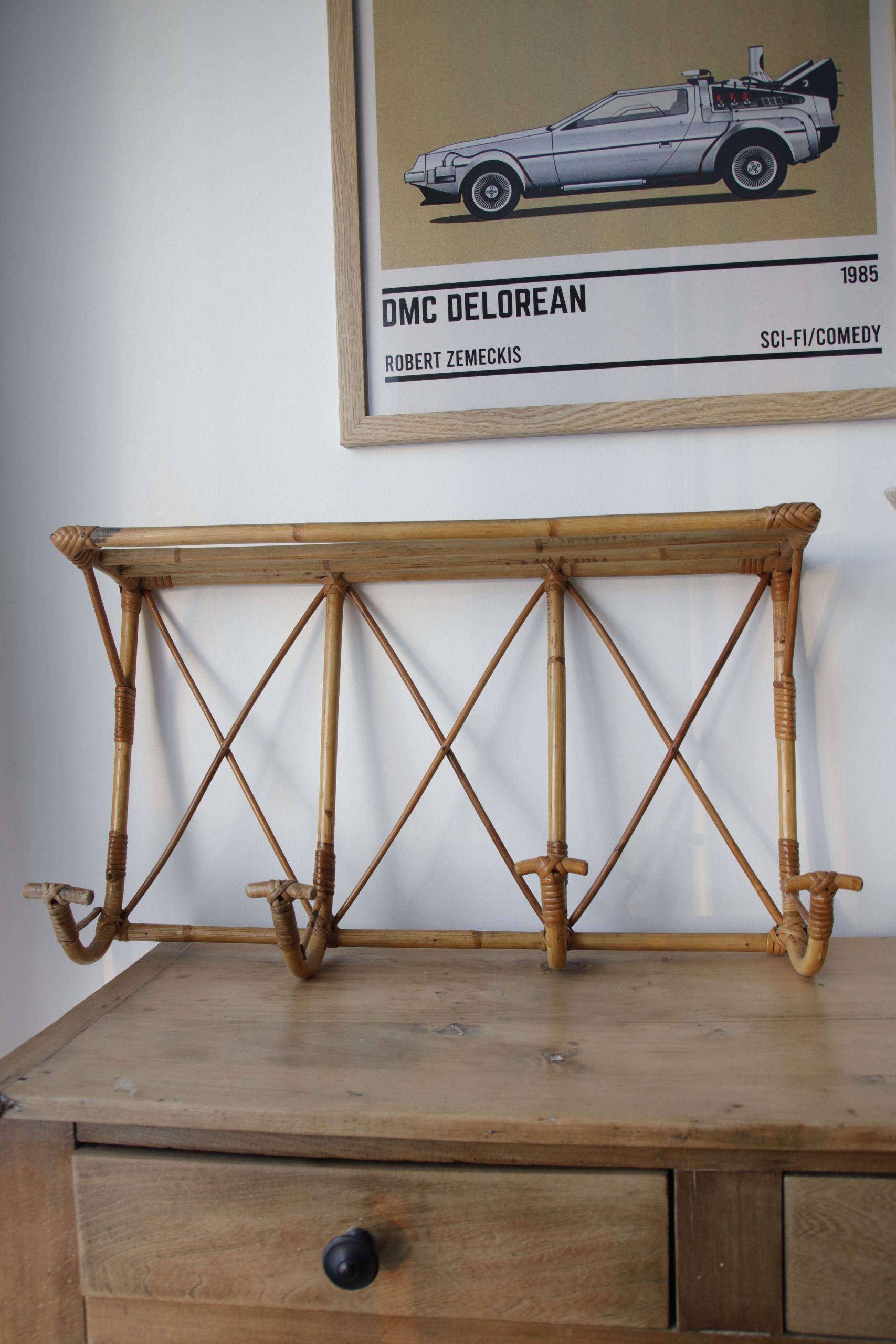 Porte-manteau en rotin vintage 4 patères avec étagère ajourée – Image 2
