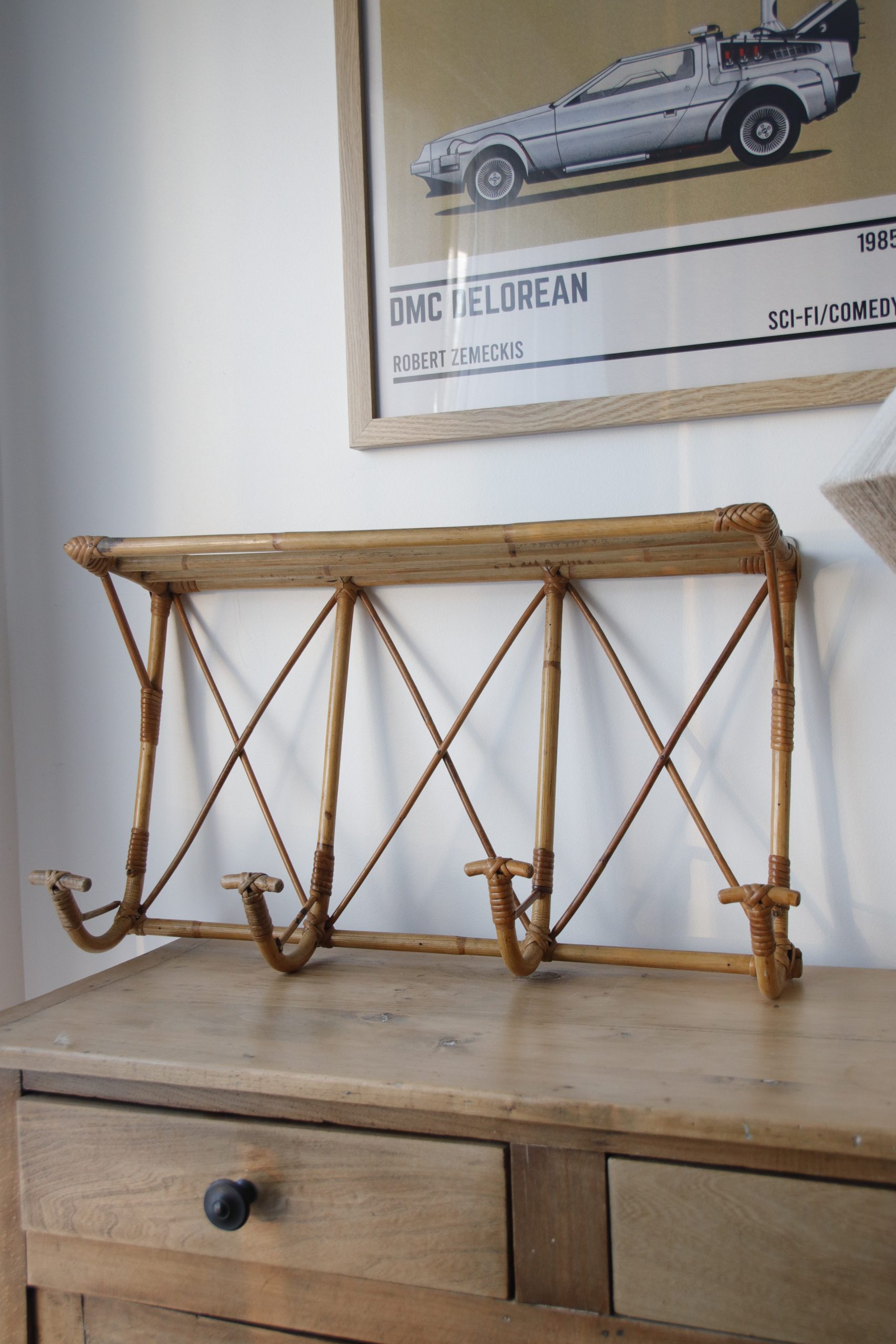 Porte-manteau en rotin vintage 4 patères avec étagère ajourée – Image 3
