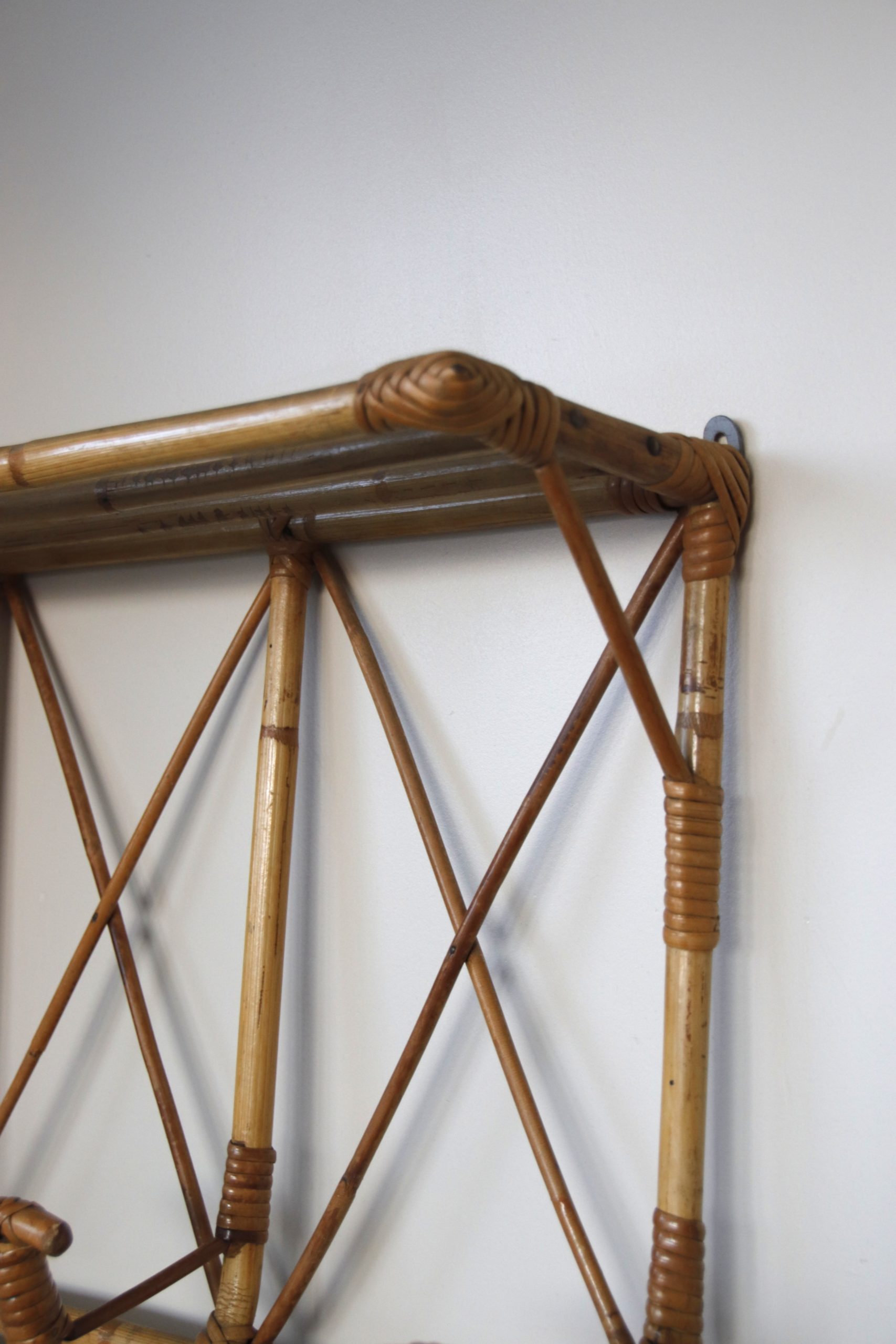 Porte-manteau en rotin vintage 4 patères avec étagère ajourée – Image 5