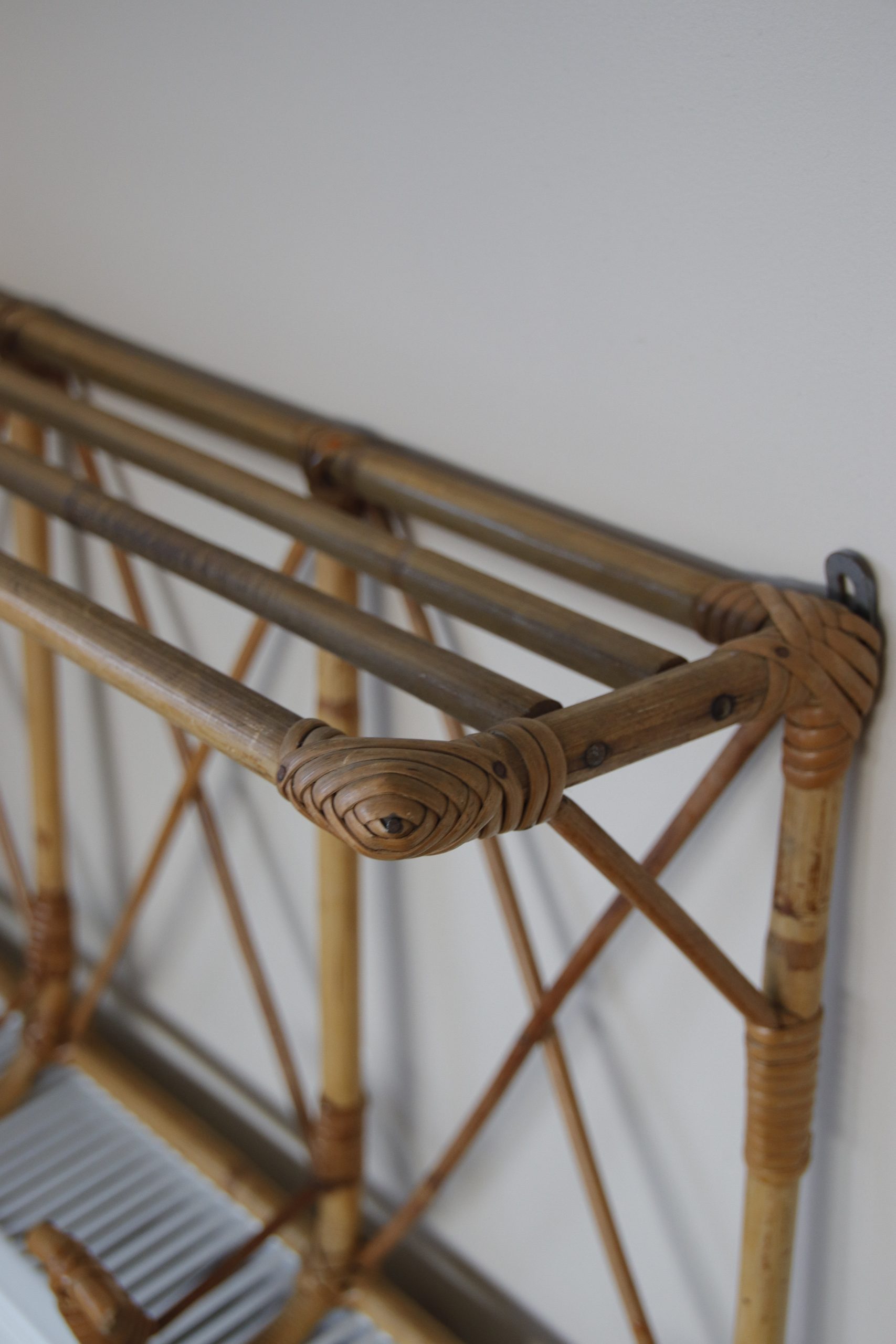 Porte-manteau en rotin vintage 4 patères avec étagère ajourée – Image 6