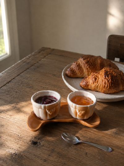 Alternative view of Service petit-déjeuner vintage pots à confiture sur plateau croissant